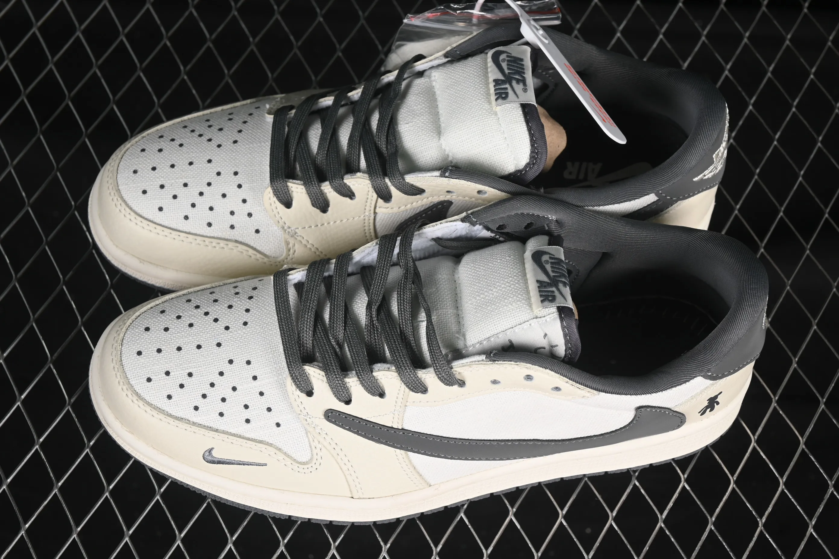 All categories Air Jordan Jordan series basketball shoes Air Jordan 1 Low high-end customized low-top sneakers Travis Scott x Fragment Design x Air Jordan 1 Low OG SP AJ1 Joe 1 Violent Bear joint beige linen low-top cultural casual sneakers XS2024-005